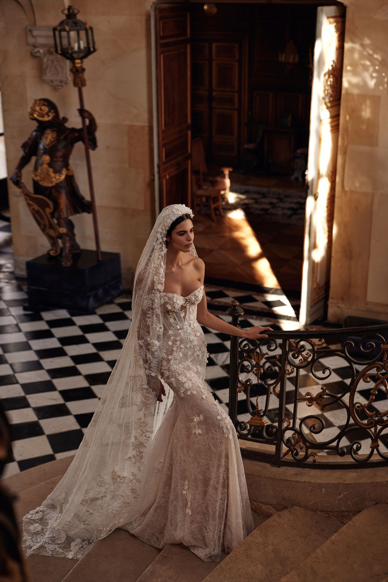Eine Frau in einem Brautkleid steht auf einer Treppe.