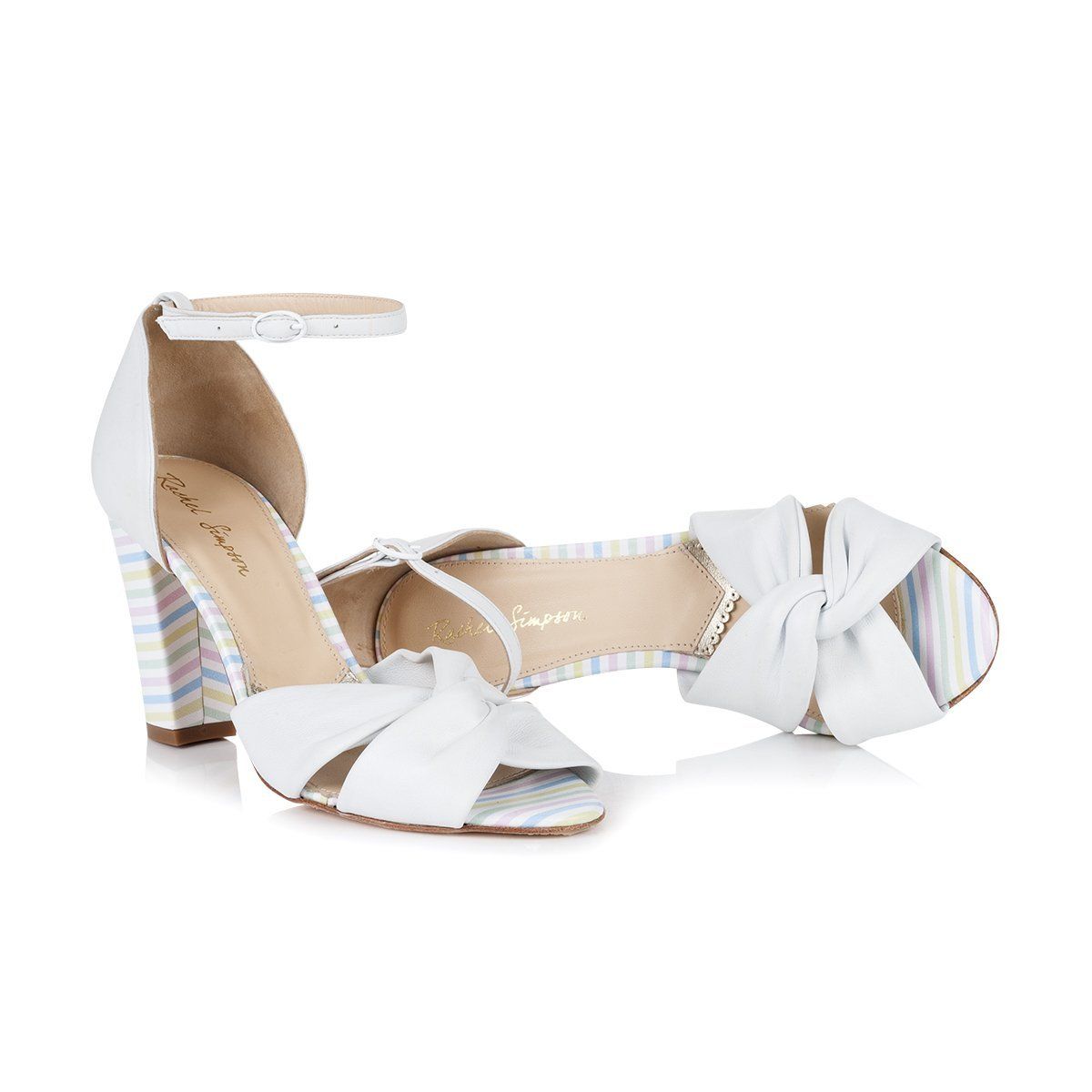 Ein Paar weiße Sandalen mit gestreiftem Absatz auf weißem Hintergrund.