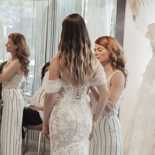 Eine Frau in einem weißen Brautkleid mit Rüschenärmeln