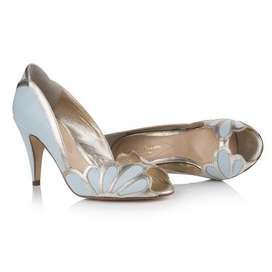 Ein Paar hellblaue und goldene Schuhe mit hohem Absatz