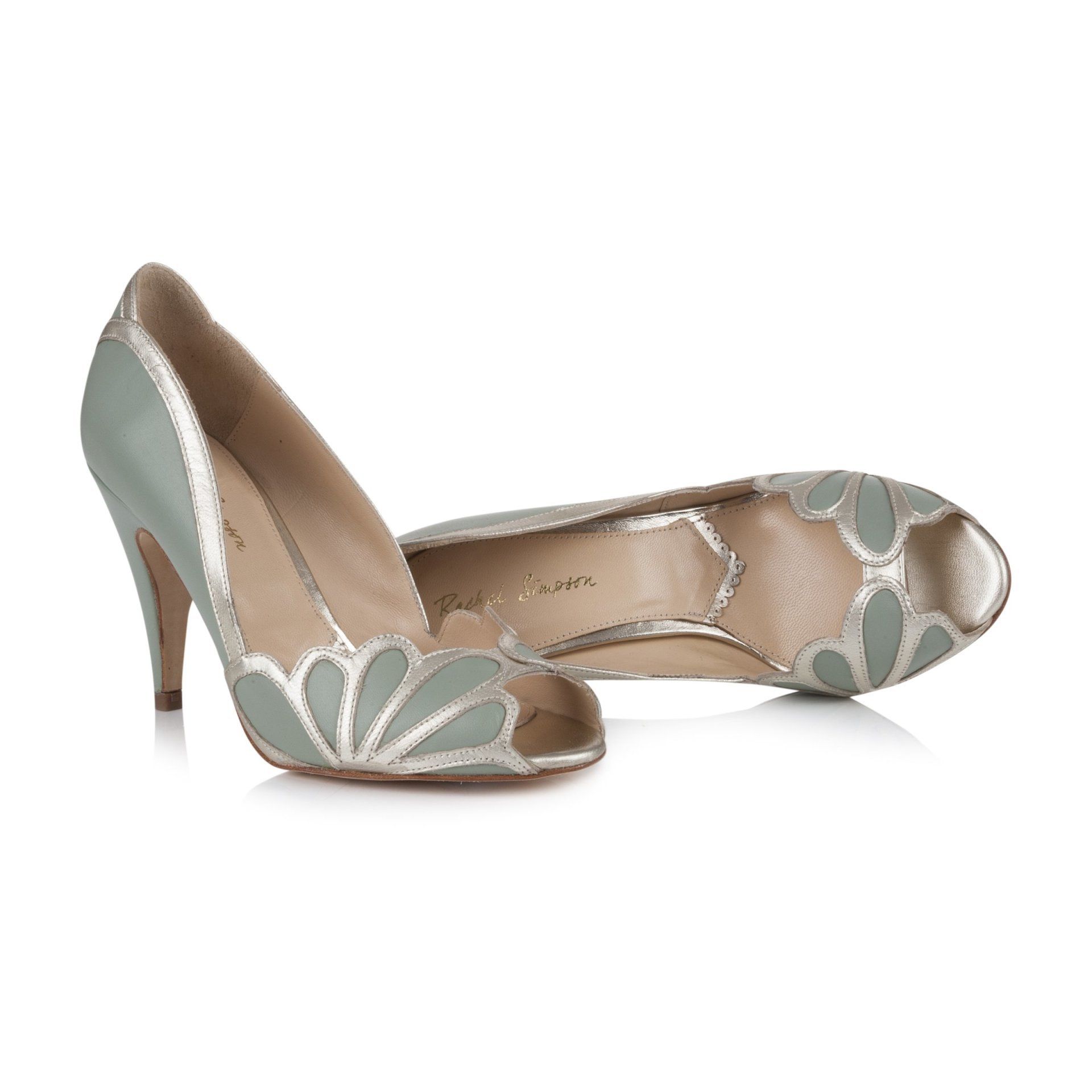 Ein Paar Peep-Toe-Schuhe mit hohem Absatz auf weißem Hintergrund.