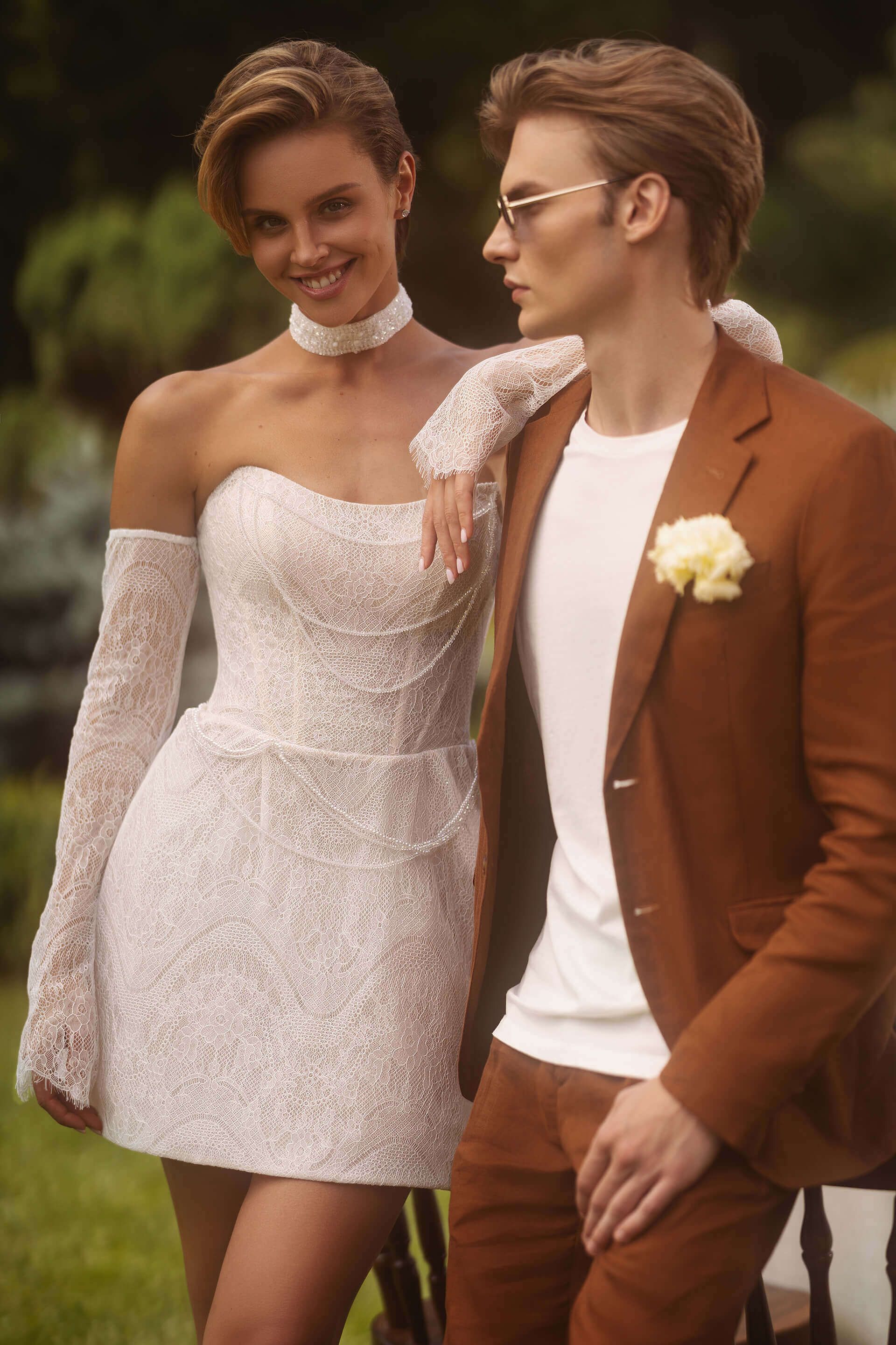 Eine Braut und ein Bräutigam posieren in einem Park für ein Foto.