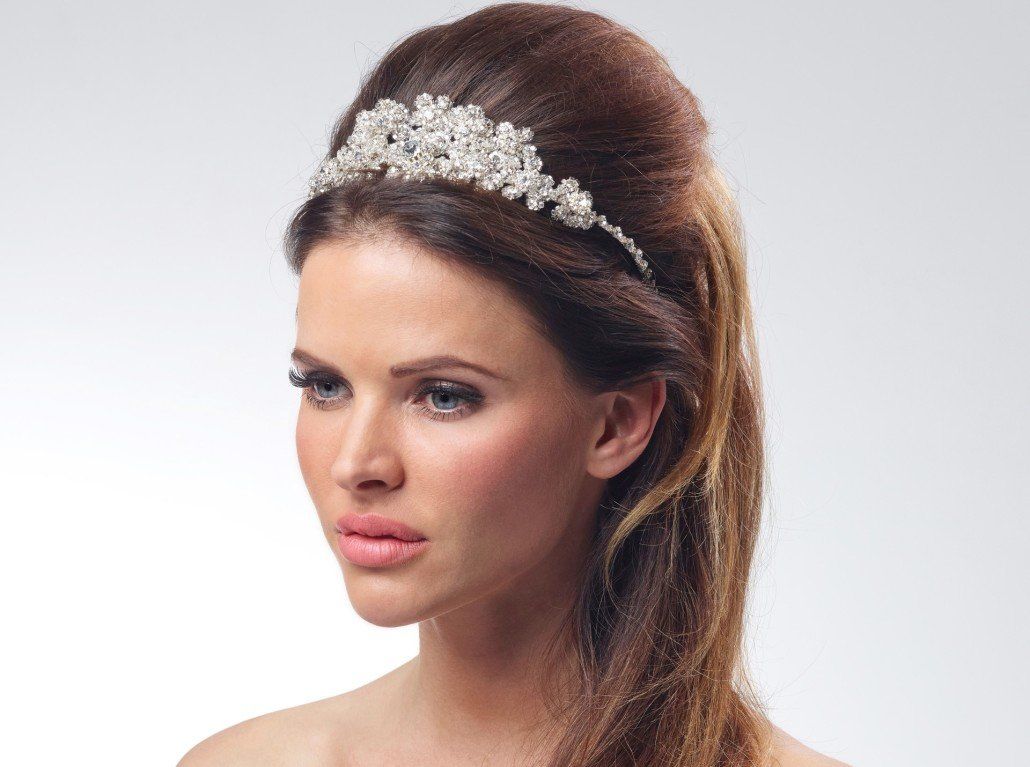 Eine Frau trägt eine Tiara im Haar.