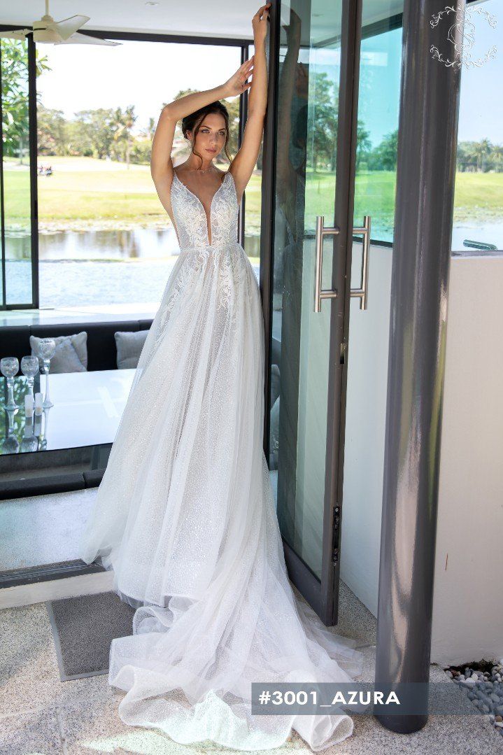 Eine Frau in einem Brautkleid steht vor einer Tür.