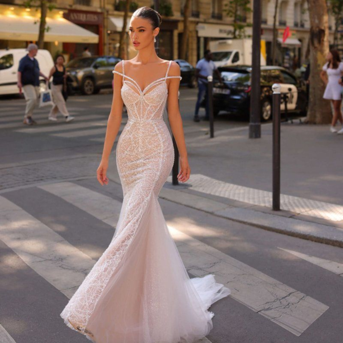 Eine Frau in einem weißen Kleid steht vor einem Fenster