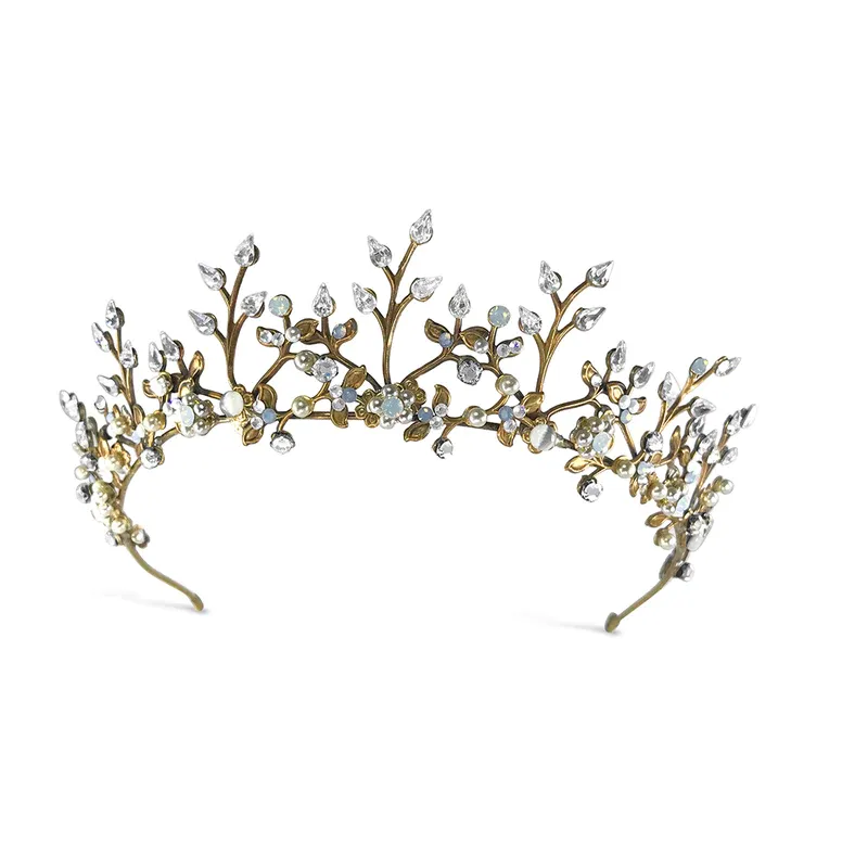 Eine goldene Tiara mit Blumen und Kristallen auf weißem Hintergrund.