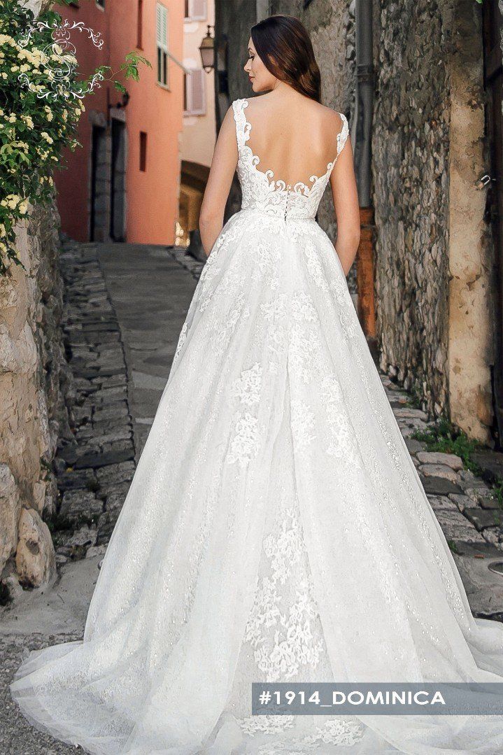 Zu sehen ist die Rückseite eines weißen Brautkleides.