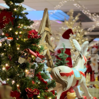 Eine Frau in einem weißen Kleid steht vor einem Fenster