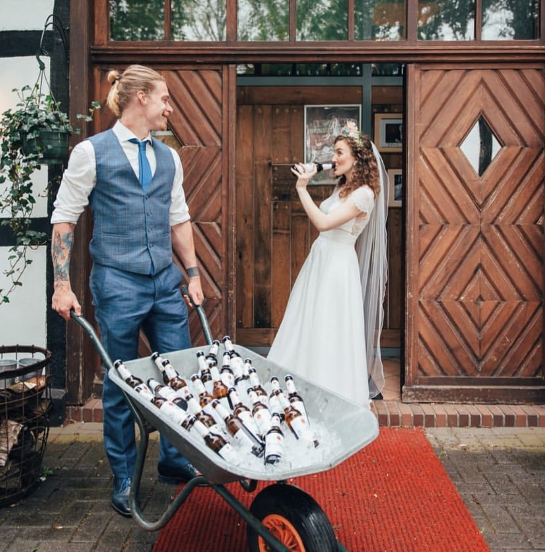 Ein Mann schiebt eine Schubkarre voller Bierflaschen