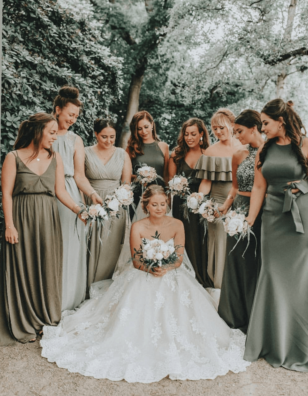 Eine Braut und ihre Brautjungfern posieren für ein Foto.