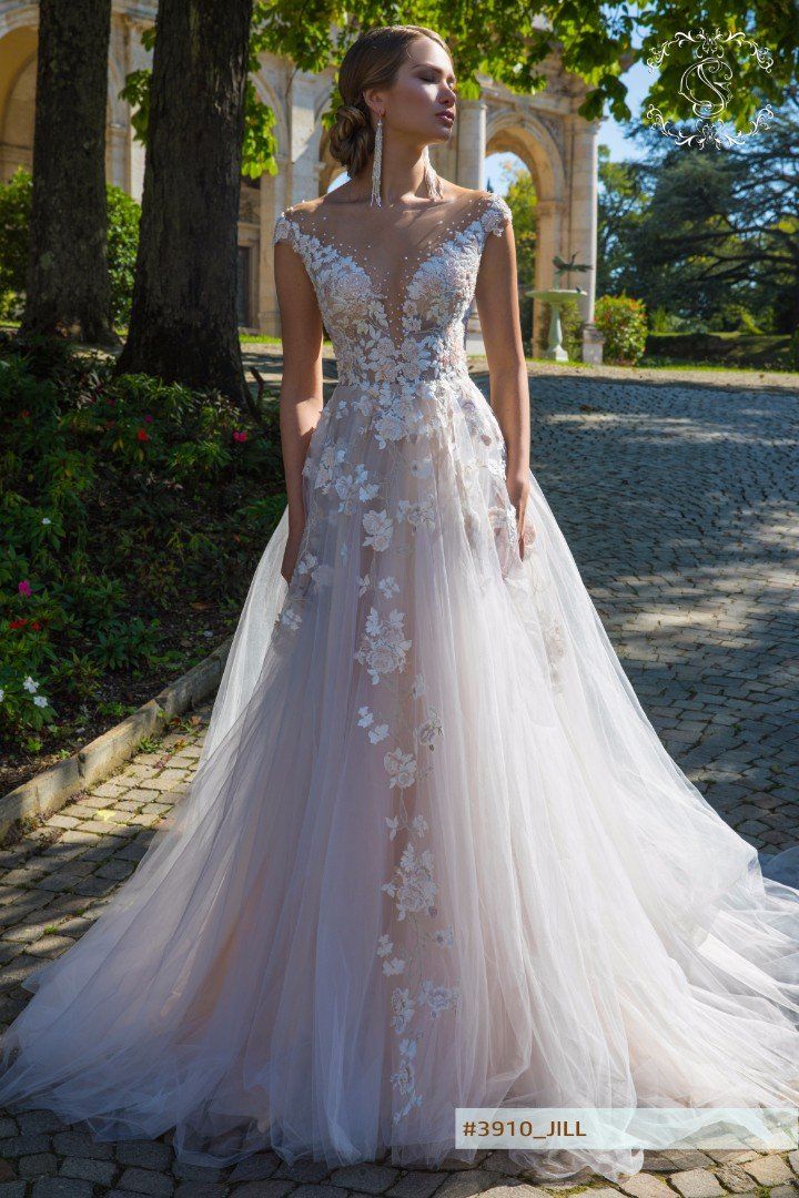 Eine Frau in einem Brautkleid steht vor einem Gebäude.