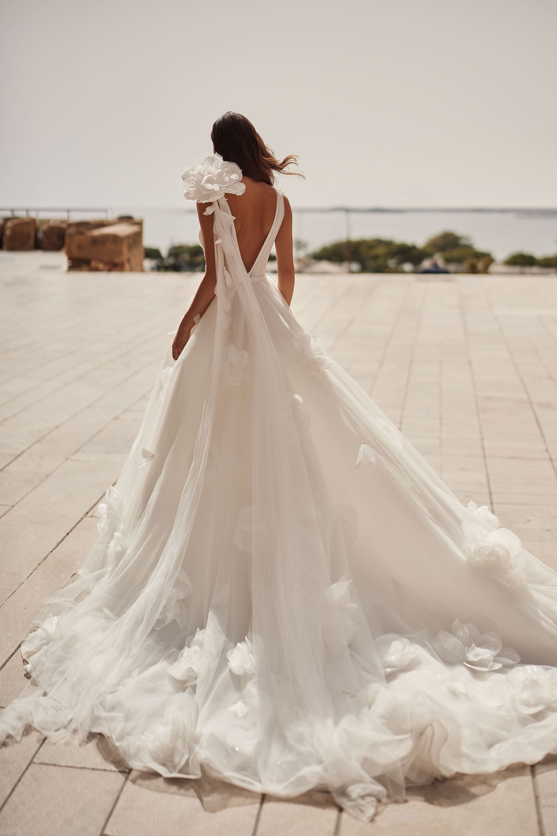 Zu sehen ist der Rücken einer Frau im Brautkleid.