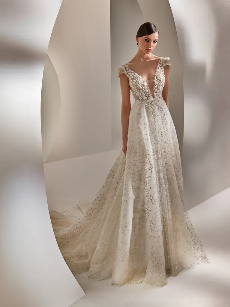 Eine Frau trägt ein weißes Brautkleid mit tiefem Ausschnitt.