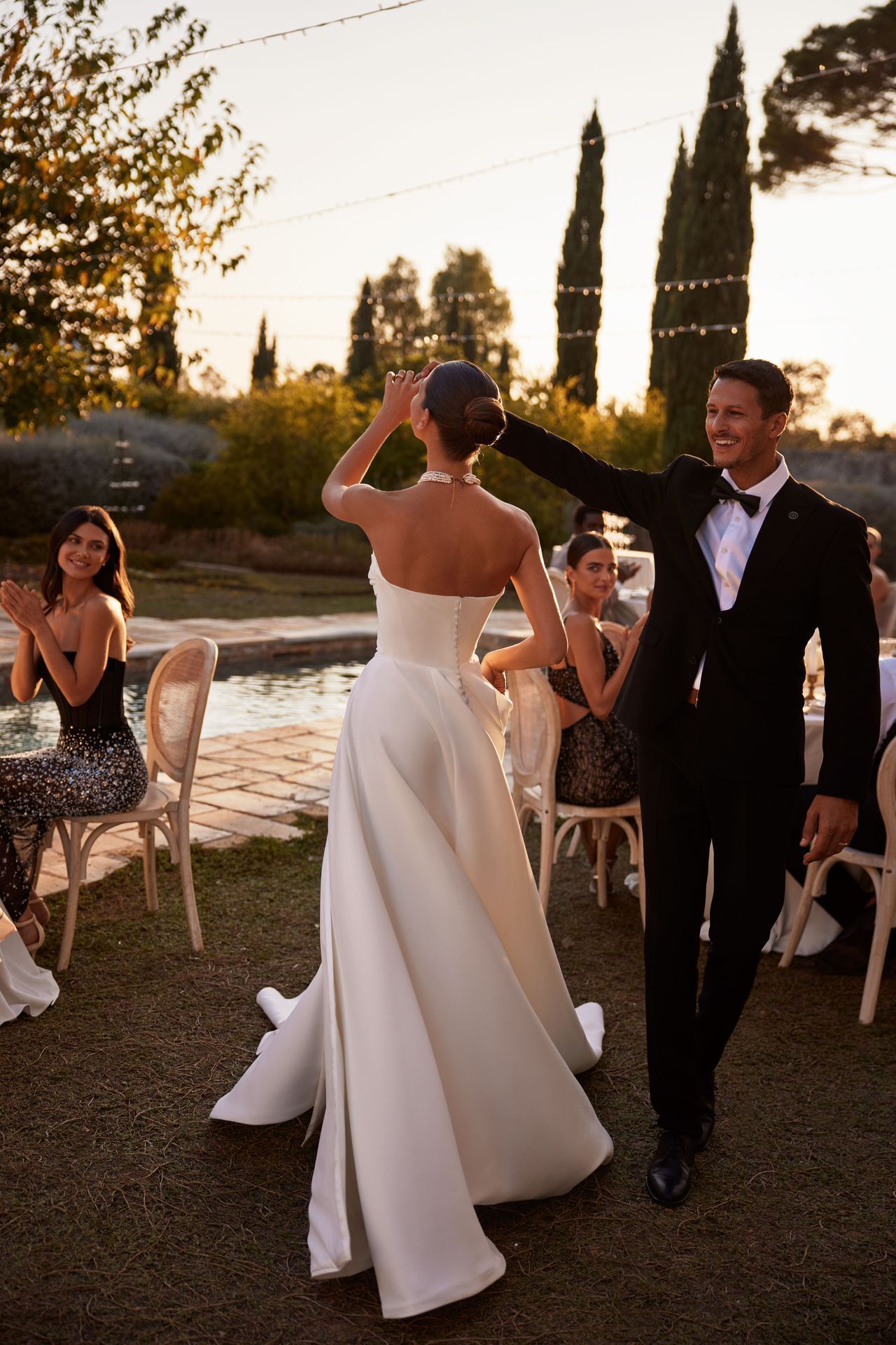 Braut und Bräutigam tanzen bei einer Hochzeitsfeier im Freien. 