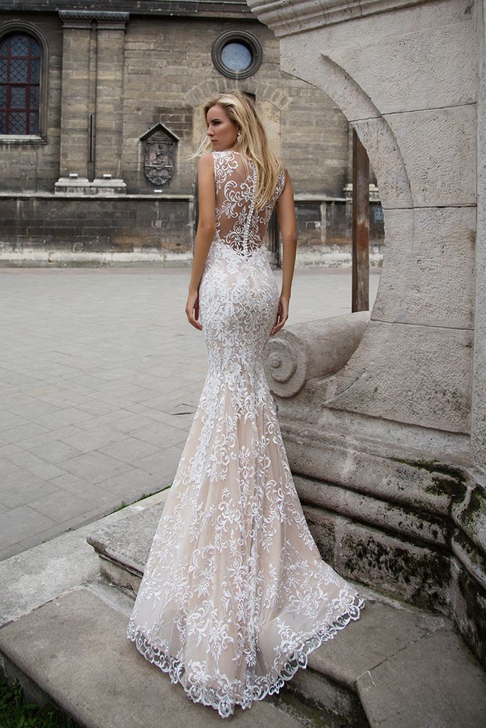 Zu sehen ist der Rücken einer Frau im Brautkleid.