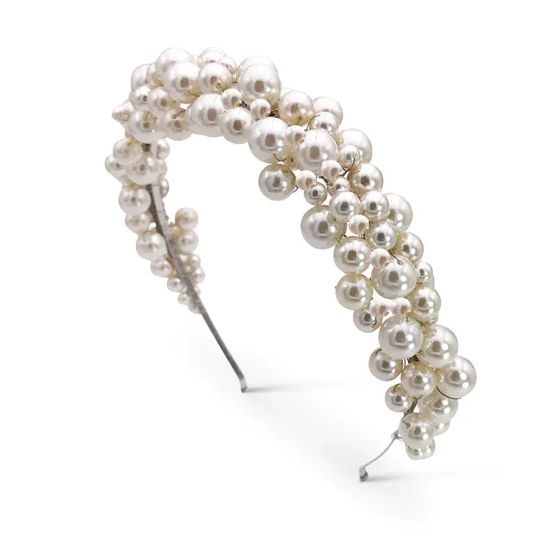 Ein Stirnband aus weißen Perlen auf weißem Hintergrund