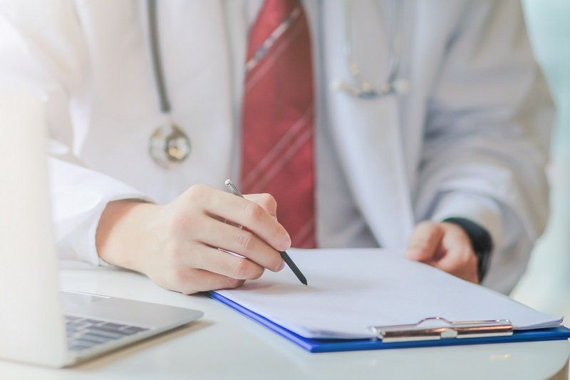 Medico durante un esame di andrologia