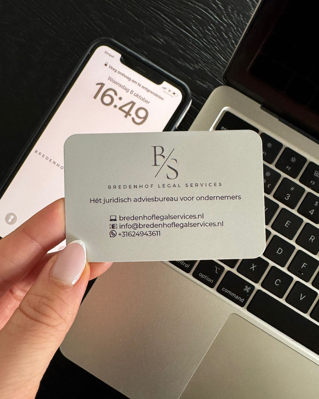 De hamer van een rechter staat op een boek, omringd door geld.