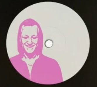 Roze illustratie van persoon in capuchonjack op witte vinylplaat.