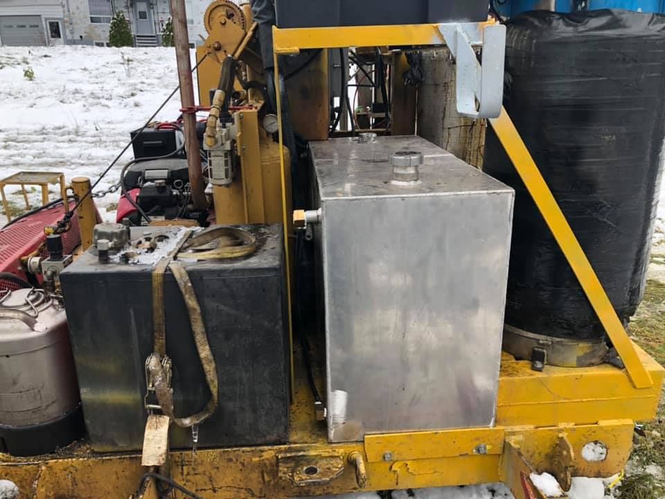 Une machine jaune et noire avec une cuve en inox sur le côté.