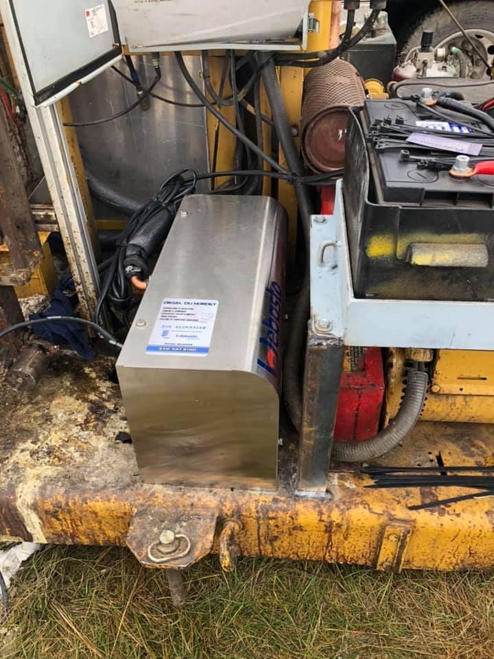 Une boîte en acier inoxydable se trouve sur le côté d’une machine.