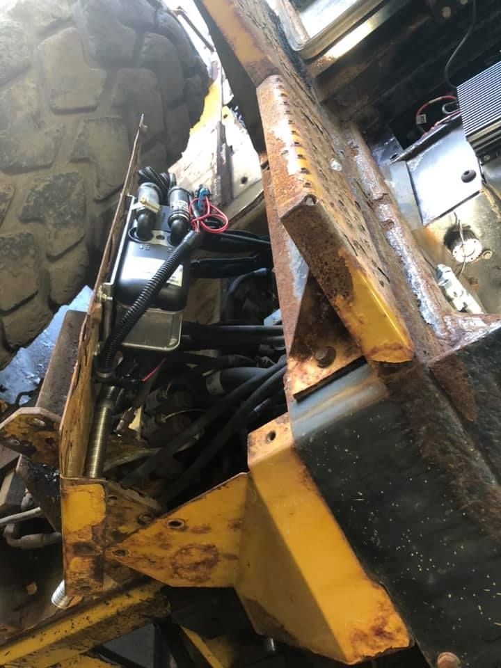 Un gros plan d'un morceau de métal rouillé sur un tracteur.