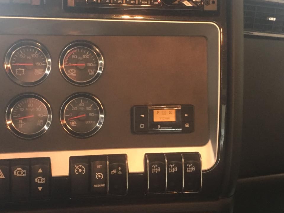 Un gros plan d'un tableau de bord avec quelques jauges et boutons