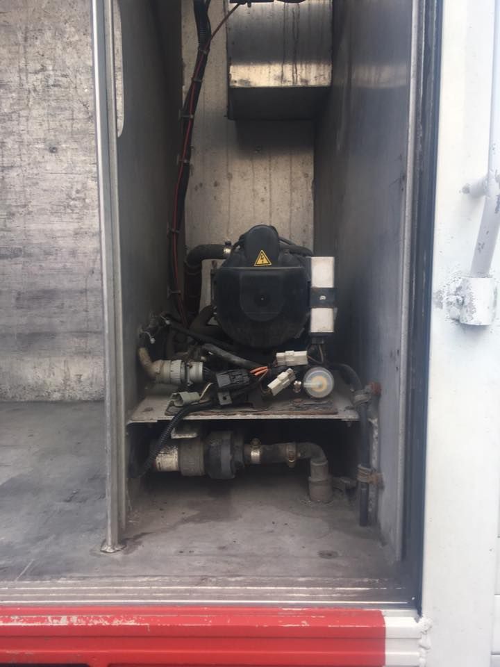 Une machine est assise à l’arrière d’un camion.