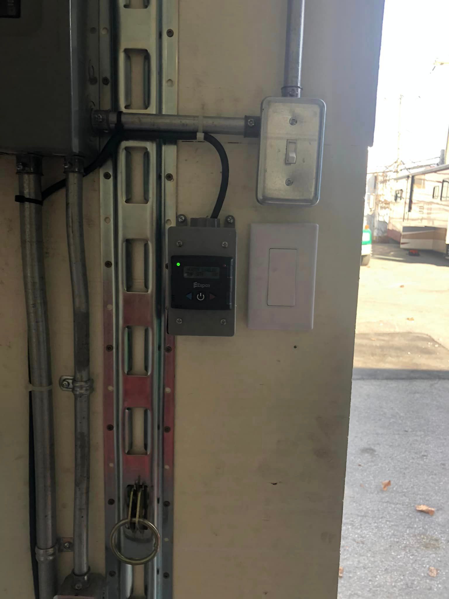 Il y a une serrure sur le mur à côté d'un interrupteur.