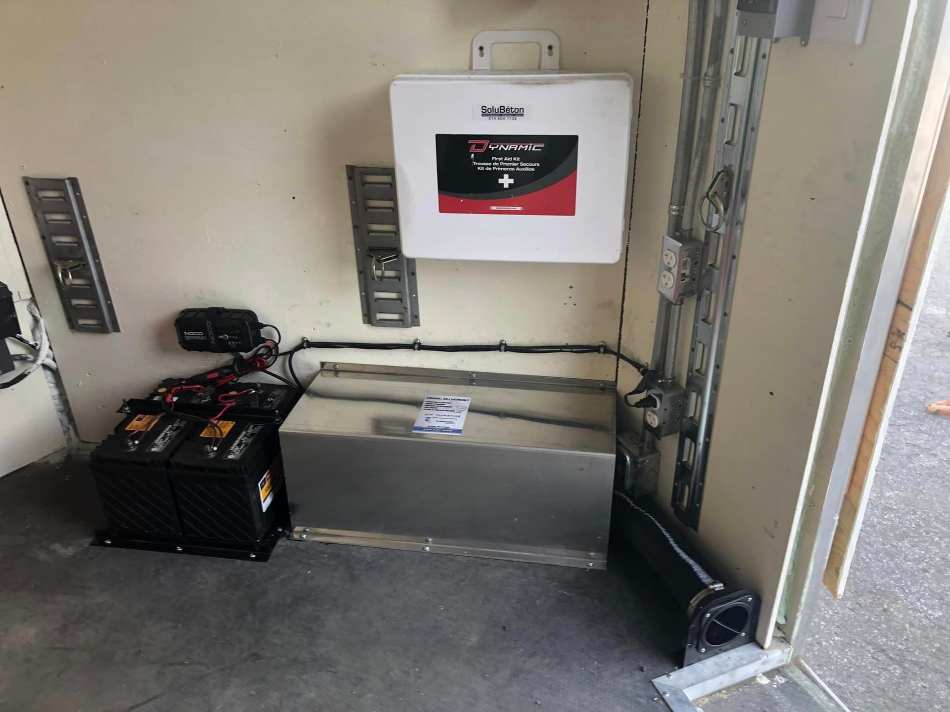 Une pièce avec un tas de piles et une boîte au sol