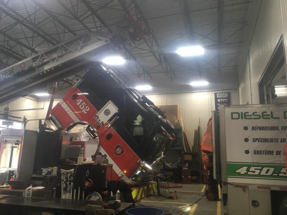 Un camion diesel est en réparation dans un garage