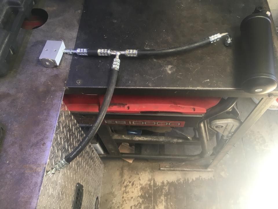 Un tuyau noir est attaché à une boîte noire sur une table.