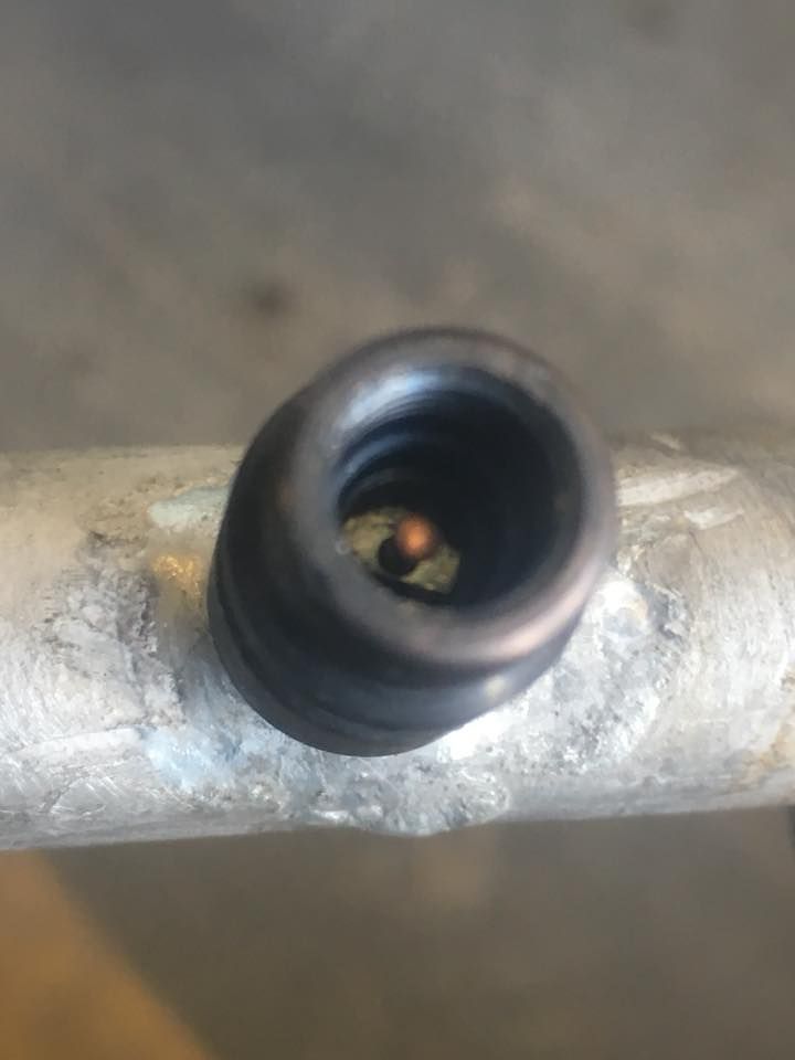 Un gros plan d'un trou dans un tuyau métallique