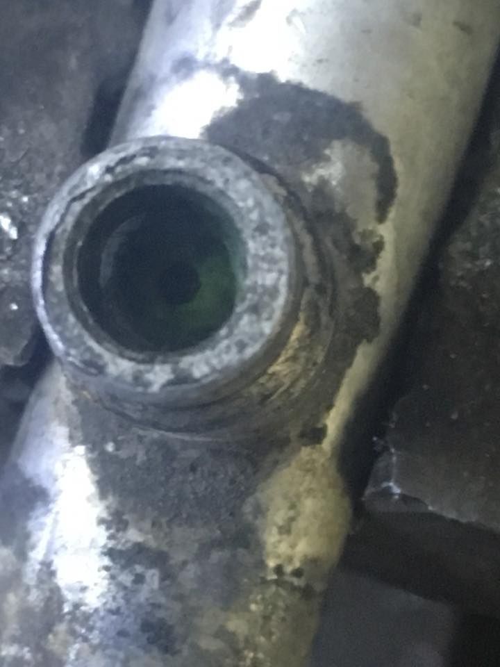 Un gros plan d'un tuyau métallique avec un trou dedans