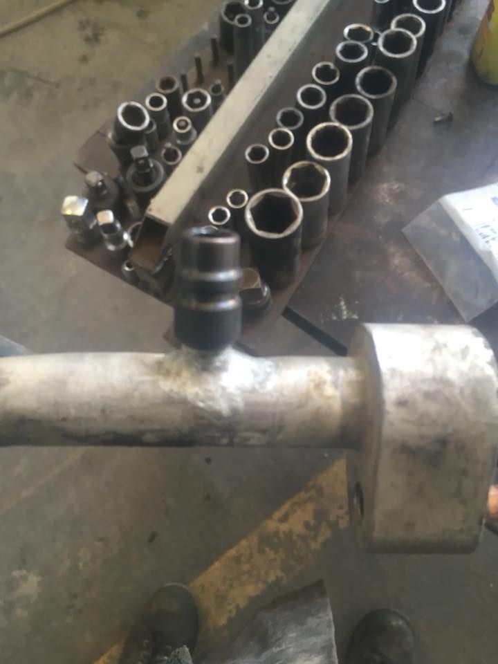 Un tas de tuyaux métalliques sont posés sur une table