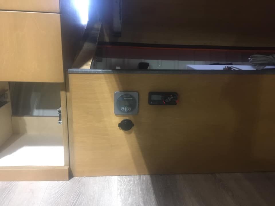 Un mur en bois avec quelques prises électriques.