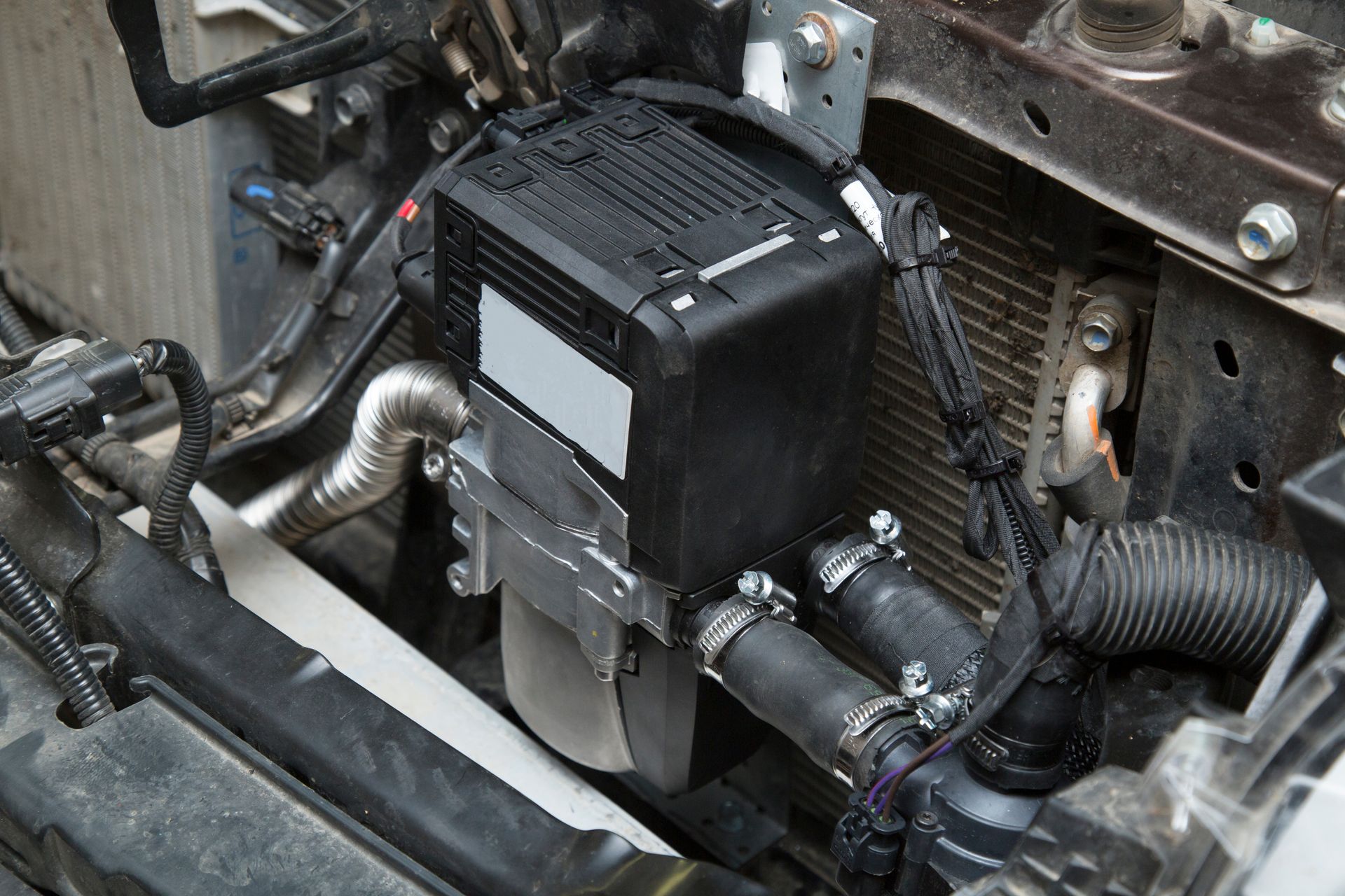 Un gros plan d'un moteur de voiture avec un radiateur et une batterie.