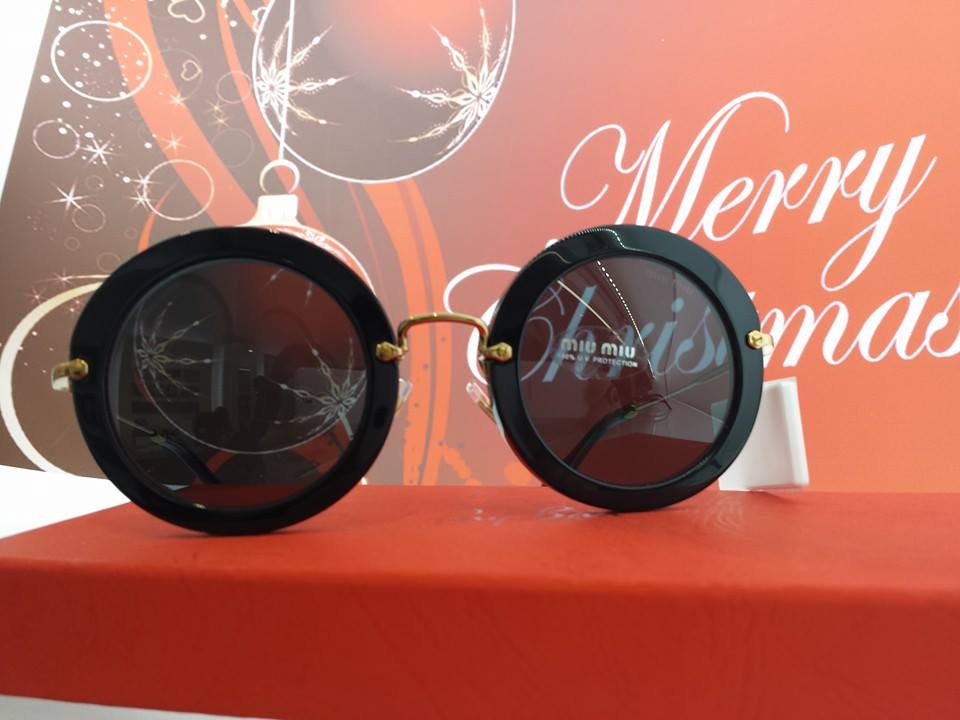 occhiali da sole con lenti e montatura scura