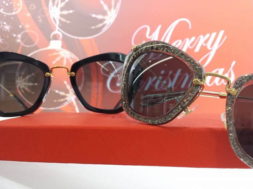 paia di occhiali da sole con montatura di tendenza