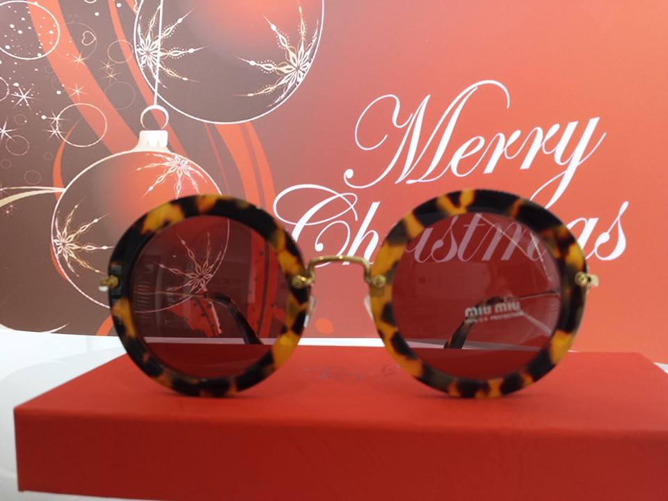 occhiali da sole con montatura tartarugata