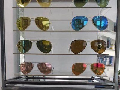 ottica con ampio assortimento di occhiali da sole per uomo