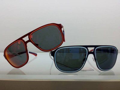 due paia di occhiali da sole con montatura rossa e blu