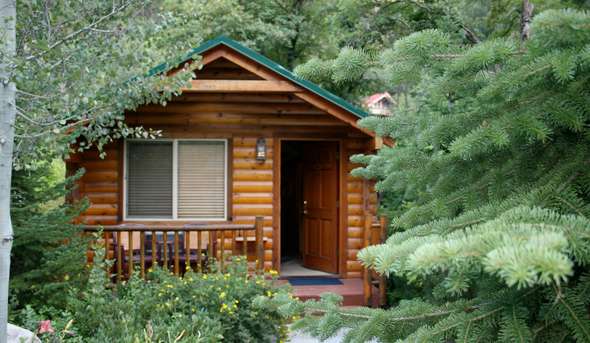 A garden cabin built with top-tier materials ensures year-round comfort, regardless of British weather. Invest in high-quality insulation and weather-resistant materials to make your garden cabin a cosy, year-round retreat.