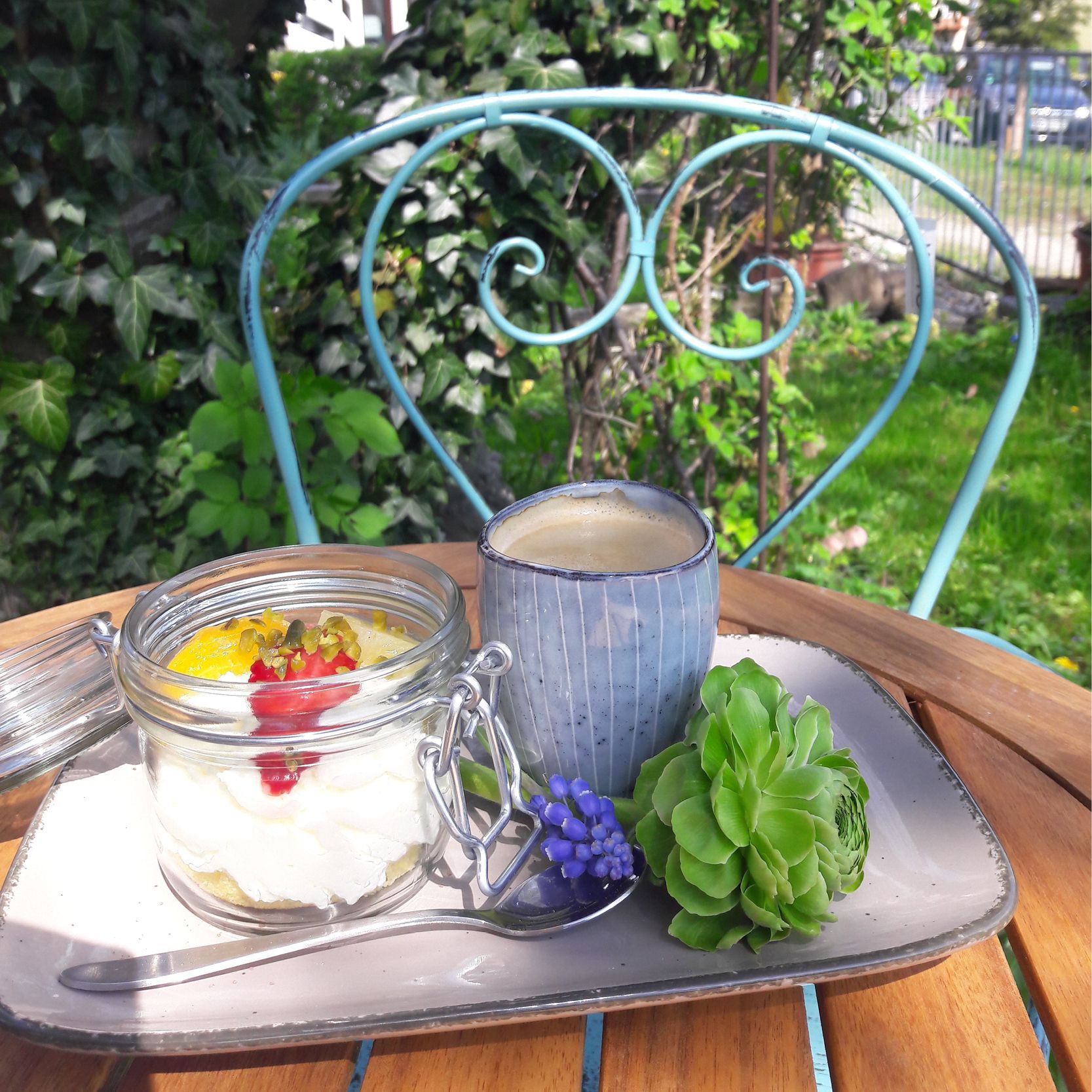 Auf einem Holztisch steht ein Tablett mit Essen und einer Tasse Kaffee .