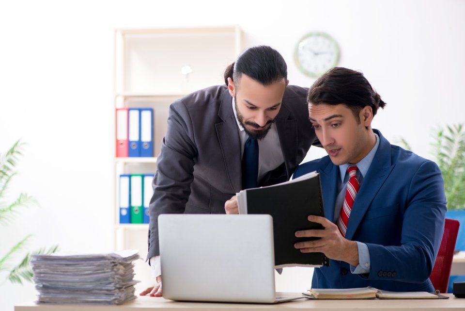 personale della carrozzeria al lavoro