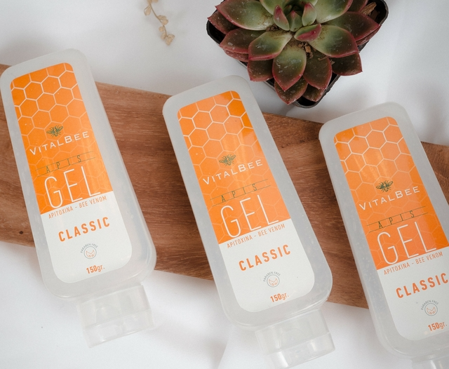 Cuenco de arroz blanco sobre una estera de bambú, con un cuenco floral decorativo y tazas de té en el fondo.