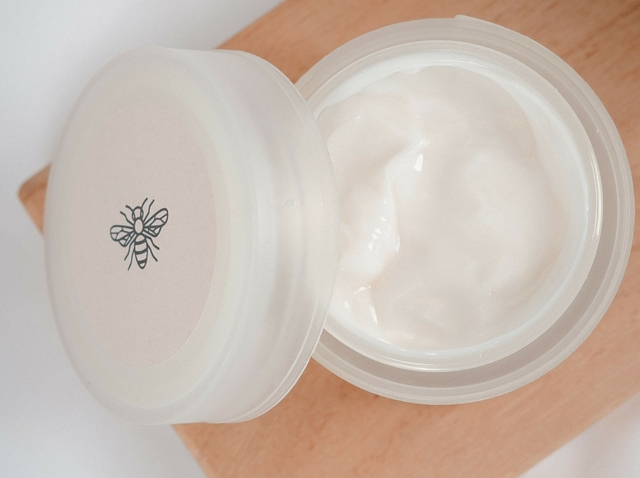 Plato de sushi con palillos, que incluye nigiri de salmón y atún, rollitos y jengibre encurtido.