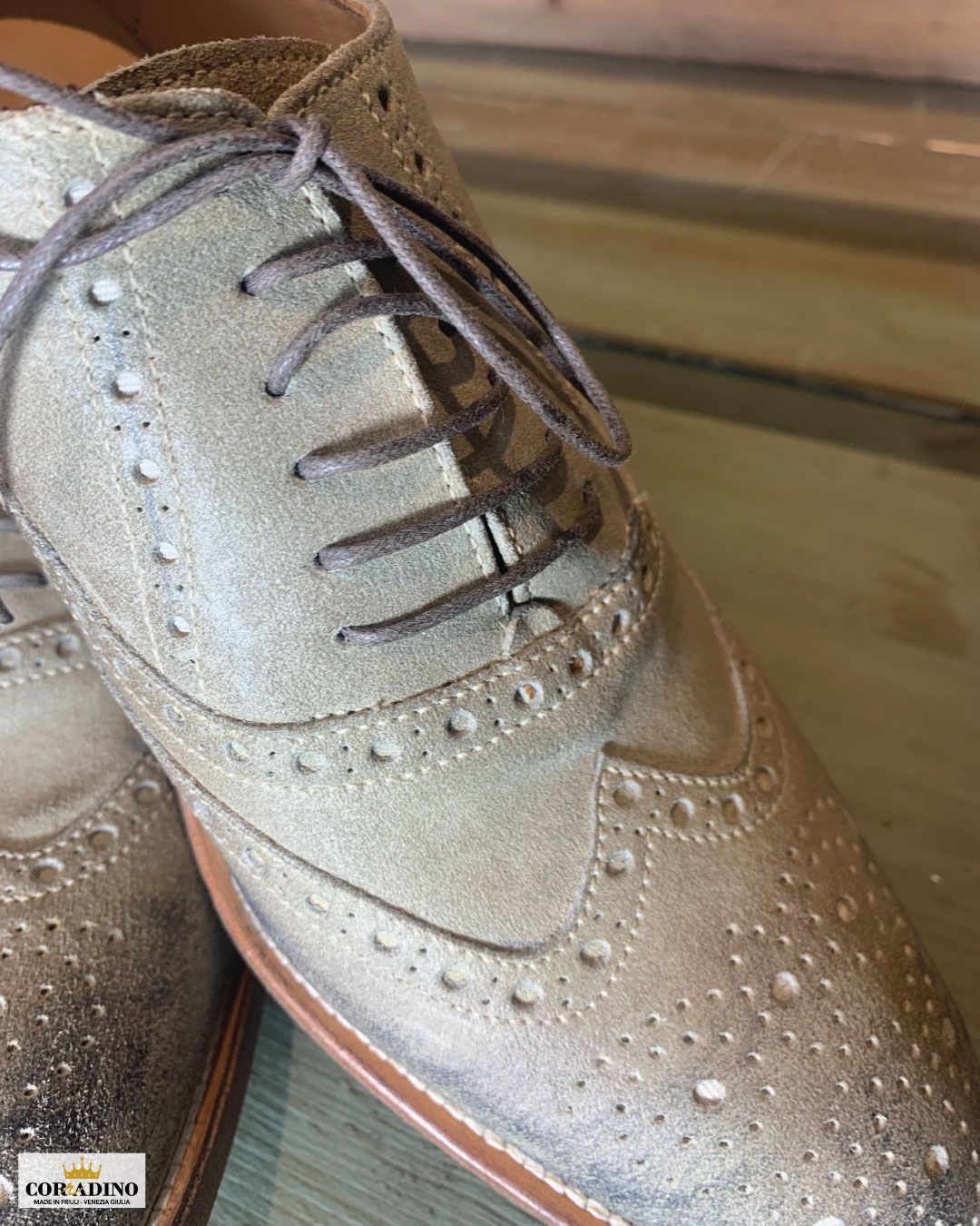 dettaglio scarpe in pelle