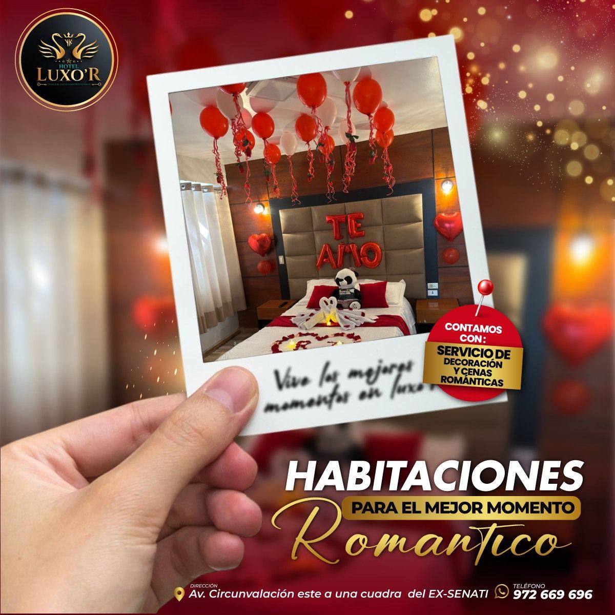 Habitación romántica con globos y una polaroid, sostenida por una mano, promocionando habitaciones para parejas.