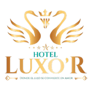 Logotipo de hotel dorado con cisnes, corona, estrellas y el texto 